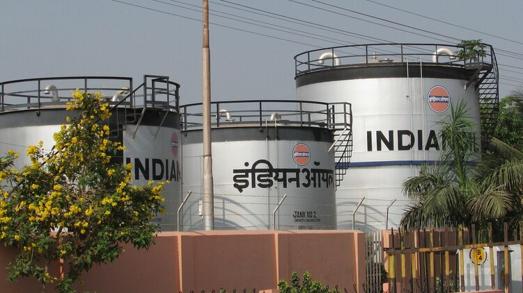 Санкції? Не чули. Нафта просто змінила паспорт