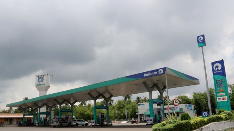 Санкції? Не чули. Нафта просто змінила паспорт