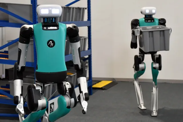 Роботы на работе. Среди нас...