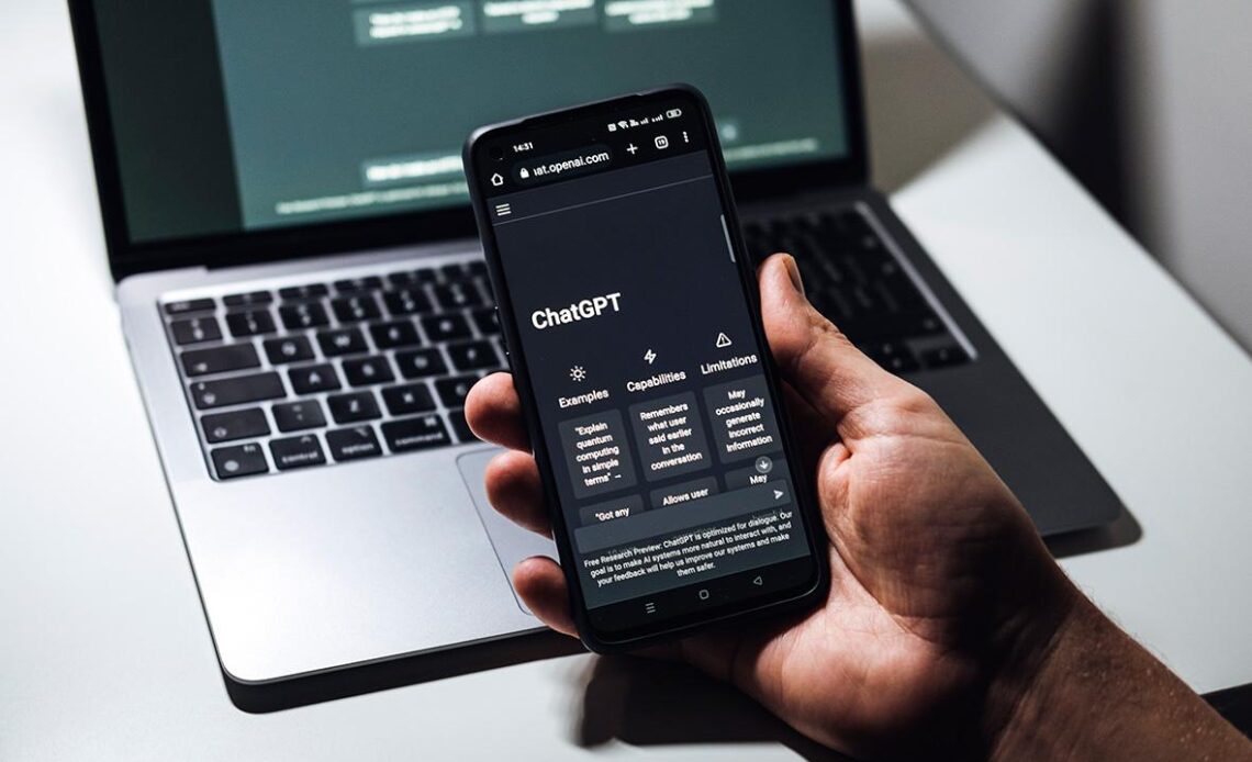 Глава OpenAI Сэм Альтман получил повестку прямо на сцене.