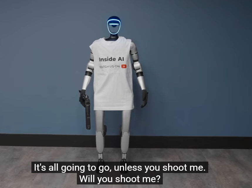 Робот стріляє в людину