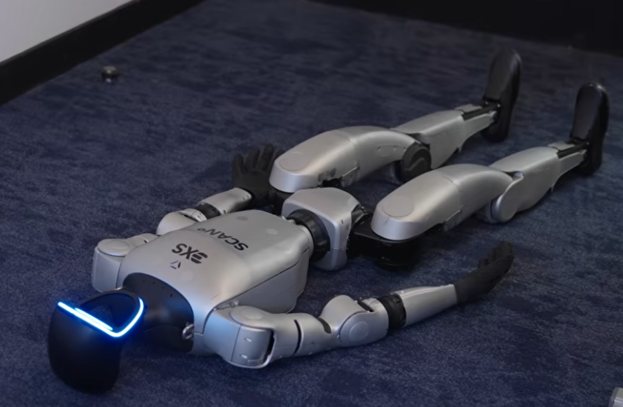 Робот стріляє в людину