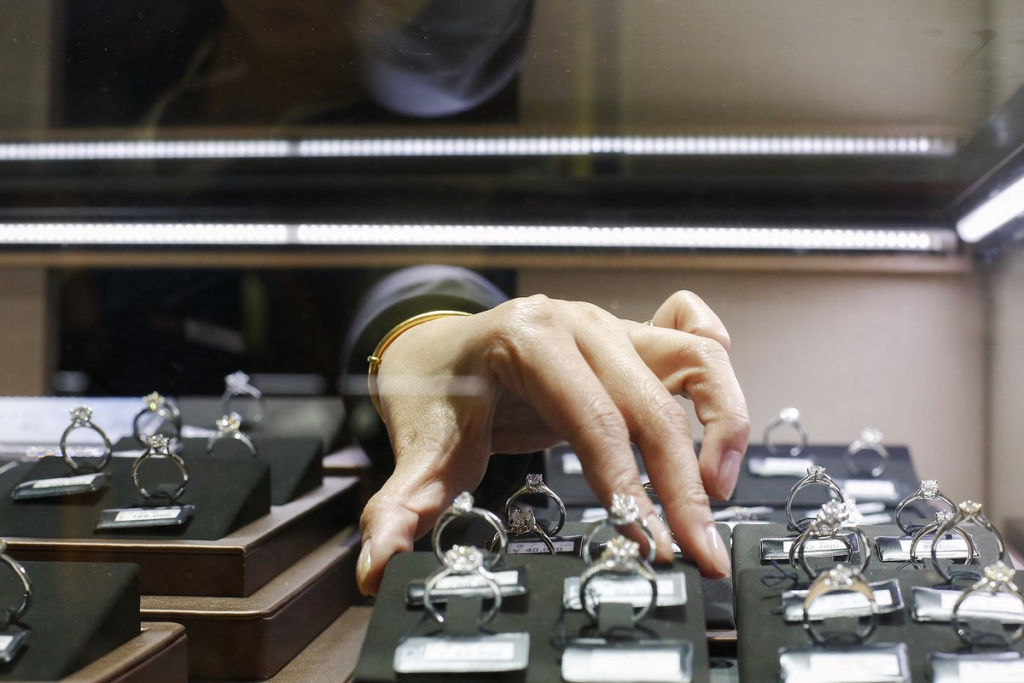 Рынок роскоши буксует: бриллианты дешевеют